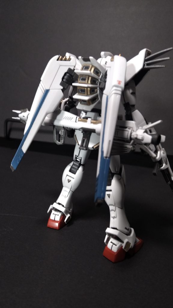 バックショットです。背面のスラスターの塗り分けが難しくイマイチな仕上がりとなってます。シードフリーダムを映画館で鑑賞して間もないのでヴェウバーが羽の様に広がり気味です。