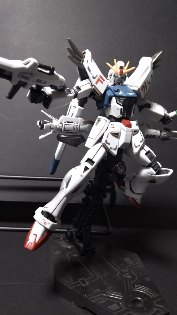 いつものパッケージアート風ポージングです。シンプルな形状で可動も良く、パッケージアート風のポージングでは、いい感じになりました。