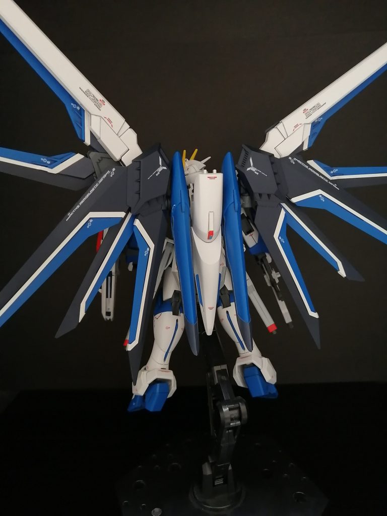 部分塗装がたいへんで、合計製作時間、約18時間かかりました。ウイングの白色以外のシールの部分はほとんど部分塗装しました。