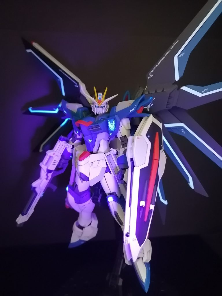 ツインアイ・頭部カメラ・白色シール等は蛍光カラーで塗装しているので、UVライトで発光します。白色のデカールもUVライトで発光します。HG史上最高のUVライト発光表現ができたと思います!最後まで見ていただき、ありがとうございます😸
