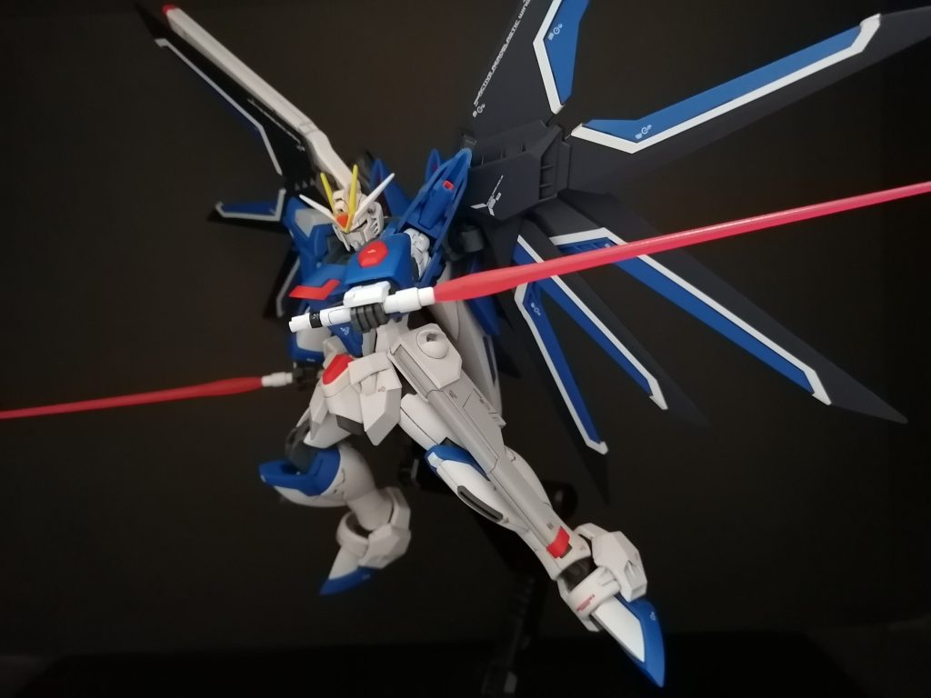 デカールはRGフリーダムガンダムのを使いました。左肩のコンパスマークは説明書にあったマークを縮小コピーして貼り付けました。