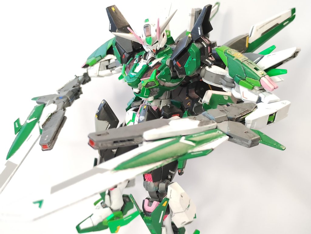 ガンダム・コーディリアの最大の特徴的は背面の「複合兵装:アームドブレードバインダー」。ダブルオースカイメビウスのアームドウィングバインダーに、ノーネイムライフルを混ぜてウィング部を大型化することで「斬艦刀」としての側面を強化しました。(ちょうど、SEED FREEDOMの映画見たころに手を動かしてましたしね…実体剣っていいですよね)FC岐阜(および2024年ユニフォーム)をモチーフにしていますが、岐阜県関市は世界三大刃物産地のひとつ。1対1の近接戦闘・アジリティの高さをMSに落とし込むにあたっても大切にしました。背面に設置することで斬艦刀の刀身部分はウィング/スラスターとして機能します。画像のように手持ち武装としても利用可能です。手持ちのビーム砲として扱う場合、ブレード部は砲身安定用のソロポッド(バイポッドと違って1本ですからね…)としても利用可能です。