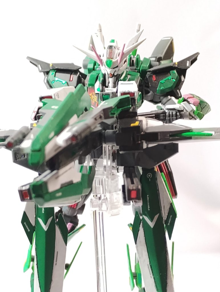 正面から。鬼をモチーフにした部分もありましたが、この形態だと背面がサッパリして「鬼っぽい頭部」が見やすいかも。バインダーがバイポッドっぽく垂れ下がってますが、コレはコレで鬼の角っぽくみえるかも…??