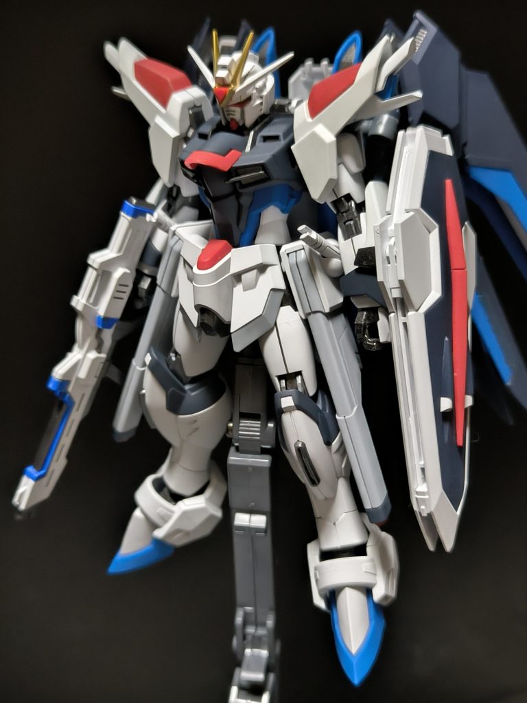 最初は背中の機首やサブスラスターのようなものを付けてたんですけど、重たかったのと、背部をすっきりさせたかったので取っちゃいました(笑)