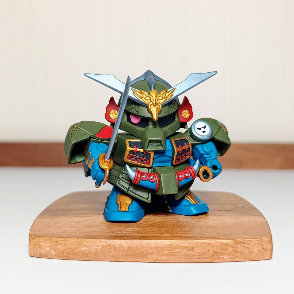 名刀・古月を構えてギロリ。目線が変えらるようにちょっとした細工をしています。