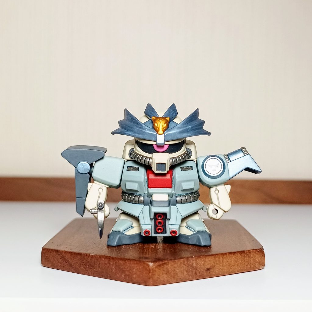 好みでお肌はベージュで塗ってみました。色男っぽく!キットには名刀・新月がついてない(残念…)ので次男から斧をお借りしています。