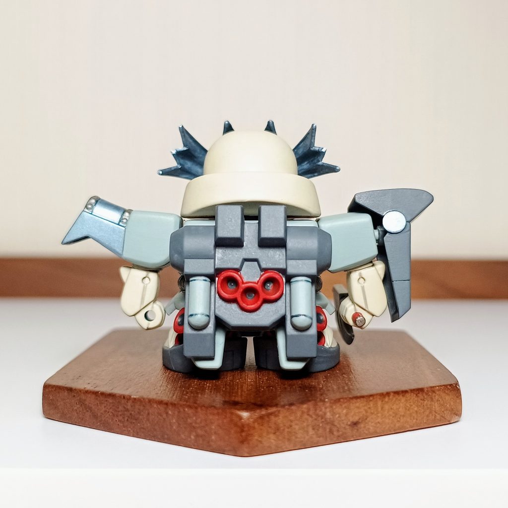 ザクIIIまんまな三男の背中。そのままだと二の腕が長すぎて他の兄弟とバランスが取れなかったので初めて短縮加工にチャレンジしてみました。