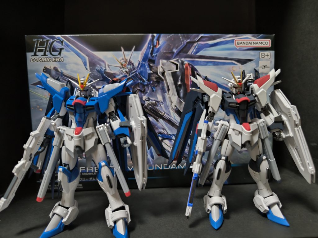 パチ組ライジングフリーダムと2ショット。やっぱりこっちの色の方がしっくりくる!完成したのが嬉しくて興奮しちゃいました!見てくださった方々、ありがとうございます!