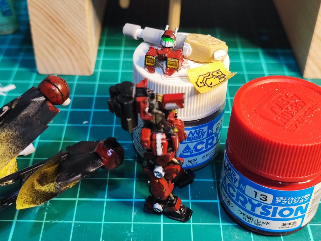 【制作中④】キャノンパーツの作成中…全体で違和感のない程度のディテールってどれくらいの量で、どんなデザインなのよ…と悩んでましたところ。 肩はプラ版の箱組にエポパテを盛り付けて切削。頭部はプラ版でヒサシを。アンテナはペーパークリップを加工☻ 最後までご覧いただきありがとうございます！ 