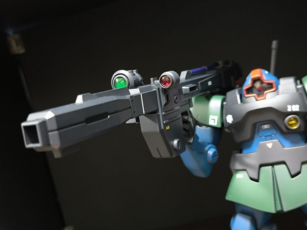 稼働はそれほど多くは出来ません。それと、、デカい!ポージング楽しむならHGがいいですね。