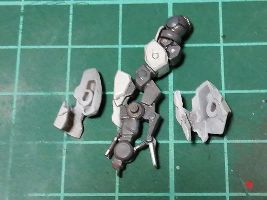 脛は後ハメ加工。