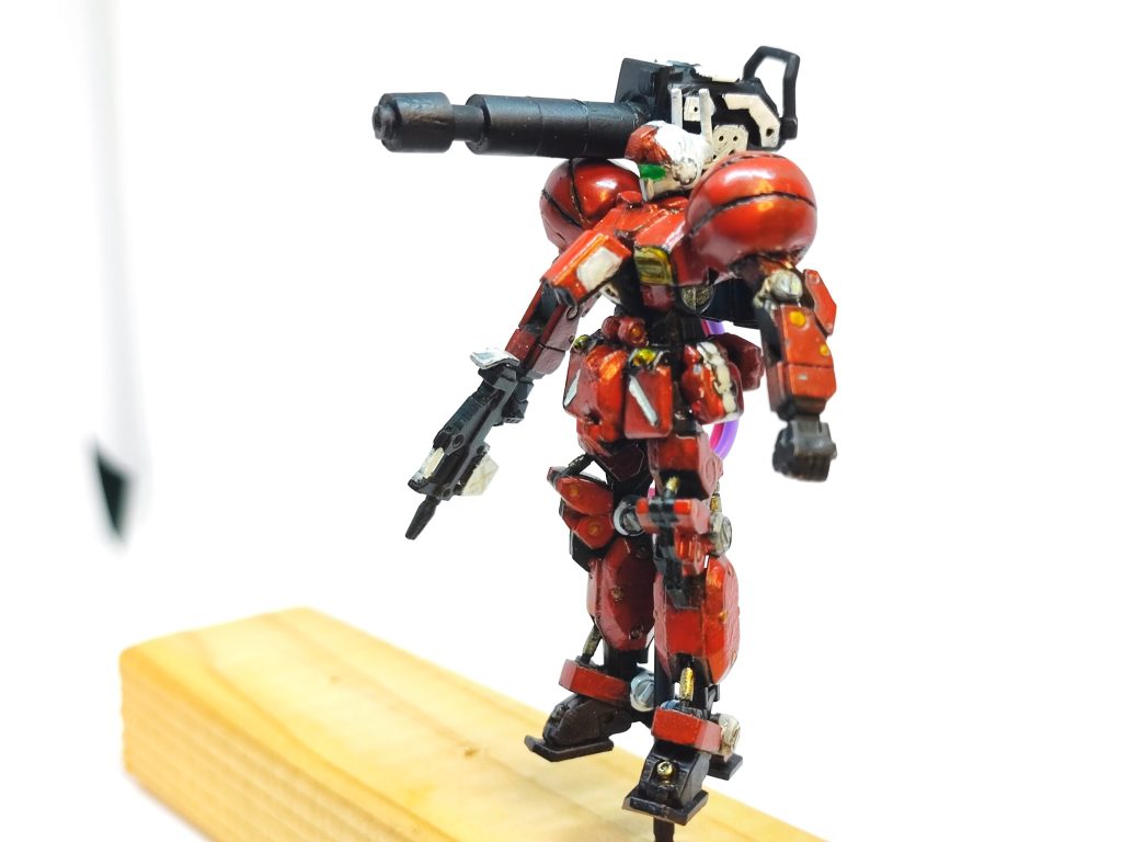 コックピットの開閉ができます。内部にプラ版で作ったヒンジを収めてます。