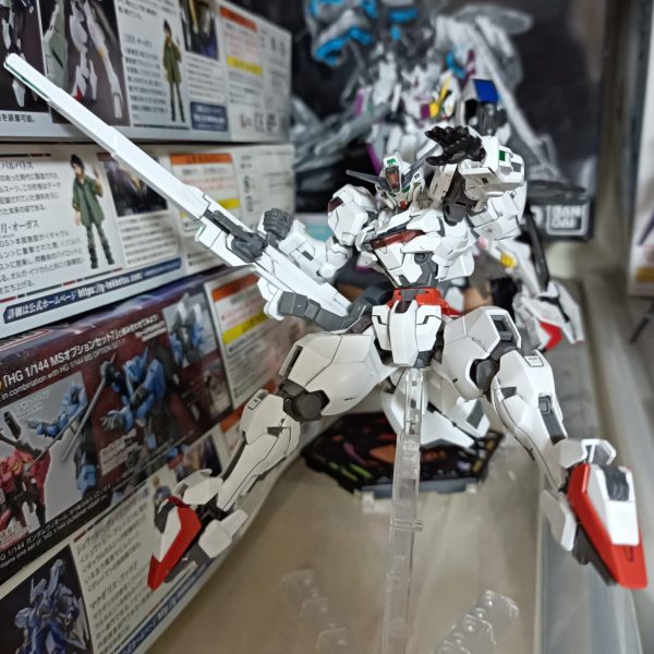 初投稿なのに後ろが騒がしくてすみません。　　ガンダムキャリバーンのパーメットスコア5が　プレバンで発売するらしいので、うちにあるキャリバーンを、スコア5に塗っています。　しかし!右足のシェルユニットの塗装が失敗してしまいました。ガンマカのメタリックレッドだから仕方ないか…ここを修正して、また投稿します!しかし写真の画質が粗いなぁ（1枚目）