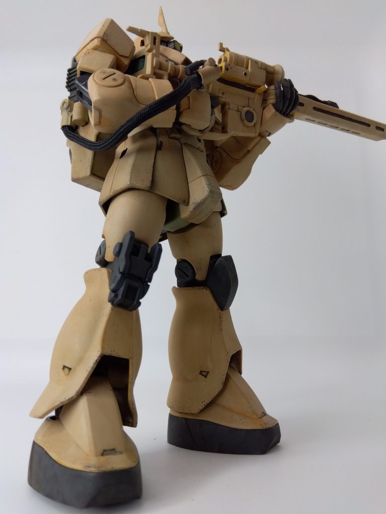 ライフルの持ち方で表情が出て良いですね〜。