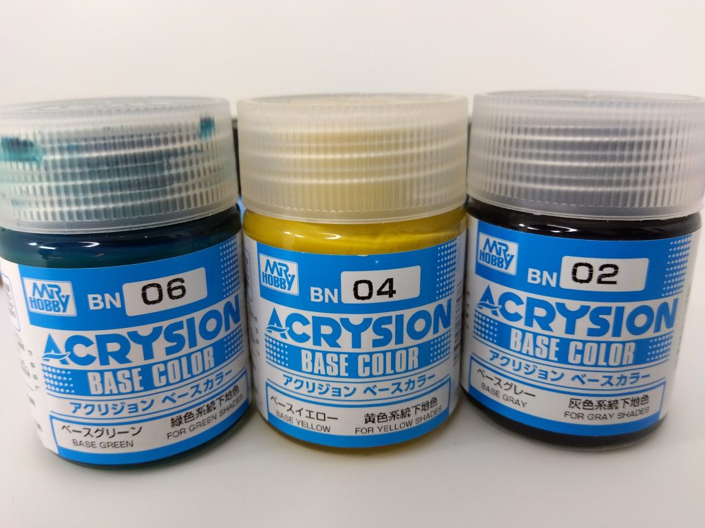 今回はベースカラーを下地に使用。関節や手はベースグレー。　胴体、太腿、バックパックはベースグリーン、その他はベースイエロー。