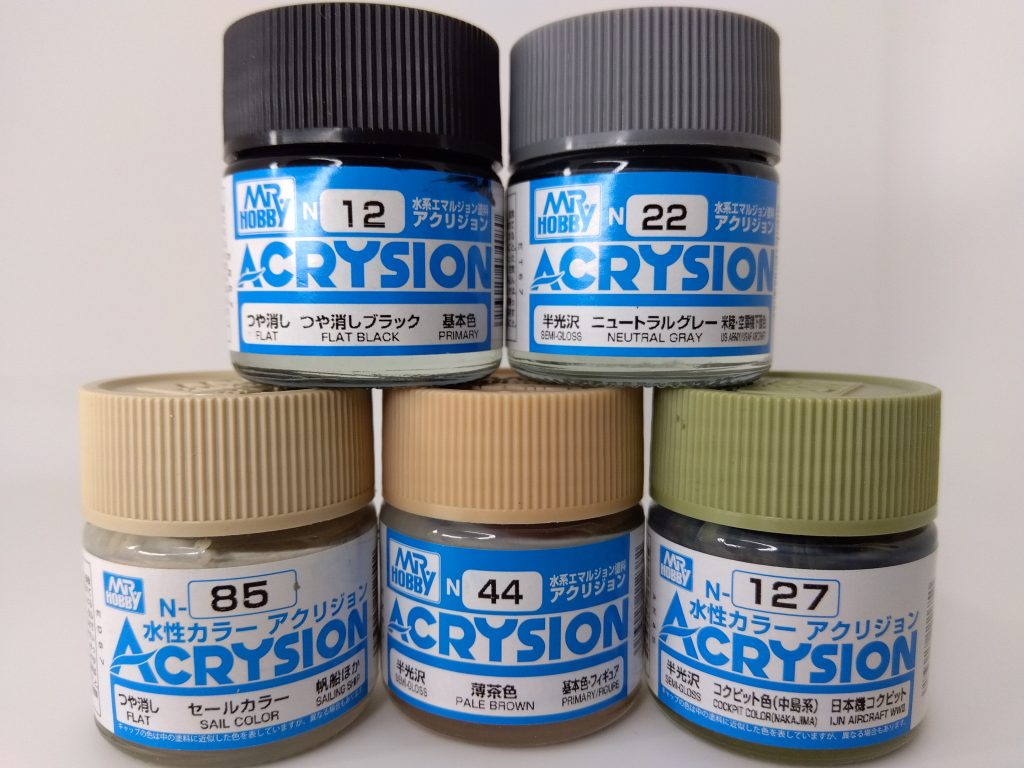 下地の上にはこれらの塗料を重ねていきました。今回は薄めて使用したので4、5回重ねて塗りました。