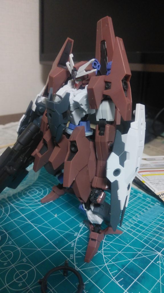 塗装前。足はソーンの独特のジョイントに散々悩まされ、最終的にエスポジットの腕に落ち着いた。腰ジョイントは自作、胸の装甲等はマルチジョイント＆ブースターから塗装はソーンンの茶色を　コバルト３：紫２：白１で塗り、あとの部分は白、黒鉄、金と銀で。