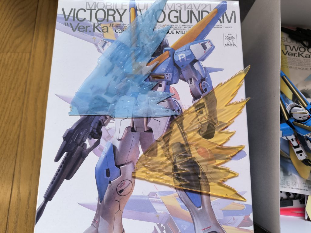 こいつが変色して光を失ったただのプラスチックです。元々ピンクだったんですよ？これを形取ってPPシートを切り抜きました。青いのは自作した光の翼です。