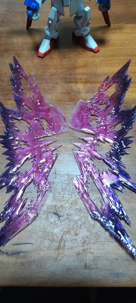 翼は透明プラ板にレジンを乗せて自作しました。 