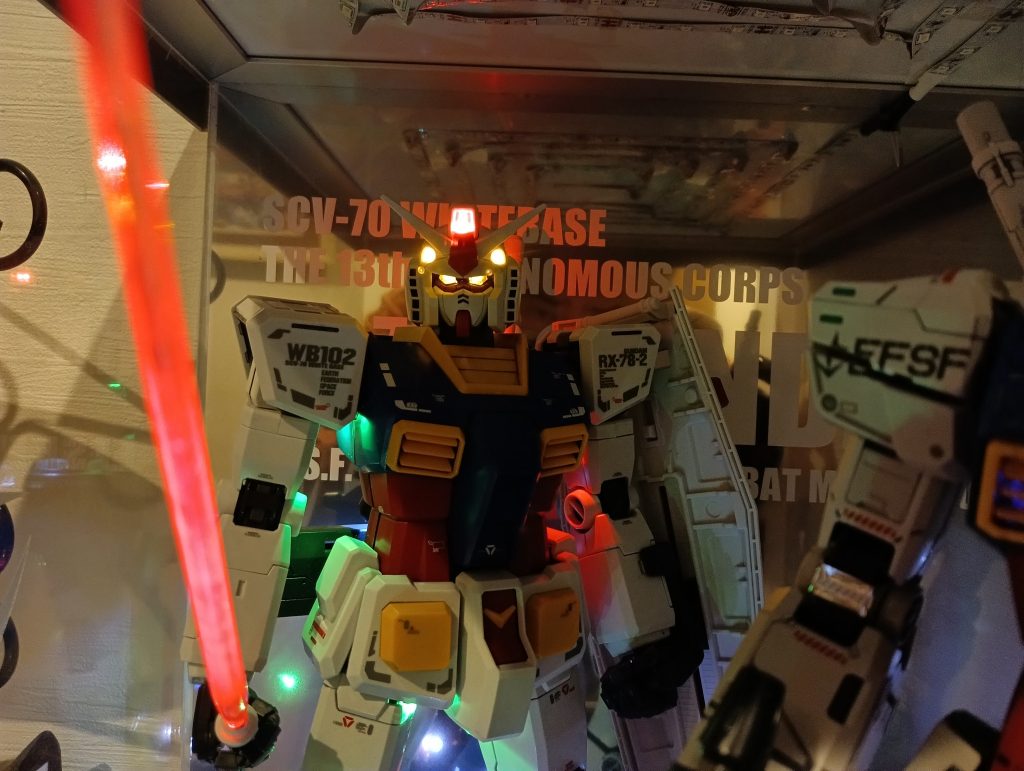 自作した収納ケースが少々大き過ぎたので、旧PGを入手して製作しました👍動画じゃないんで分かりませんが、バルカンは高速点滅します👍2体とも組み込んだLEDは点滅します👍