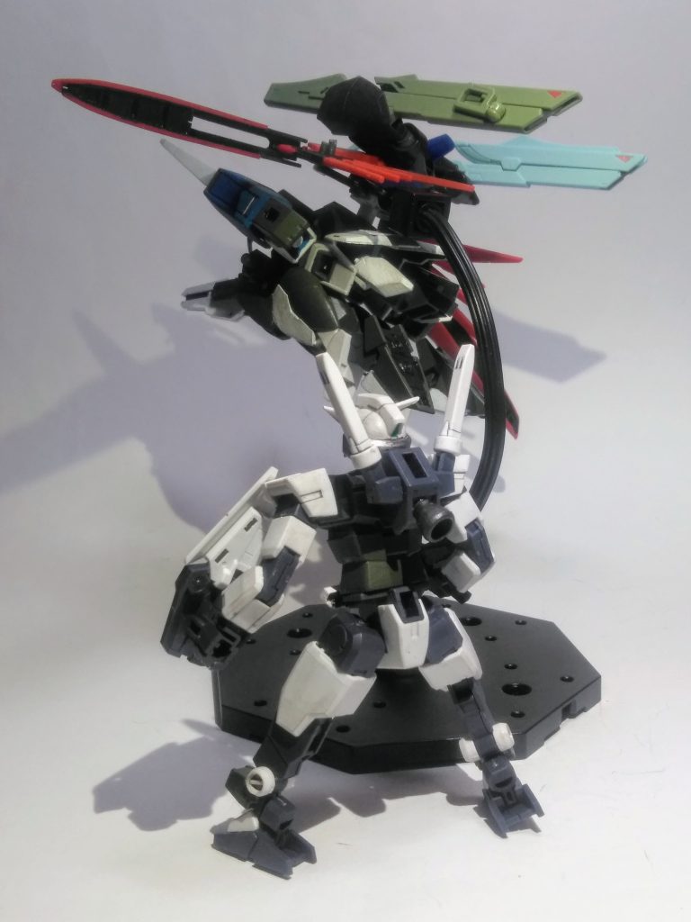 もぅ、名乗らずに進めて逝きます😏 ソンナ訳でナンの事はない🧐「デスティニーのキットから必要なパーツを取って付けて、カラーリングを弄っただけ」と、云う簡単作業と相成ります🤣🤣🤣