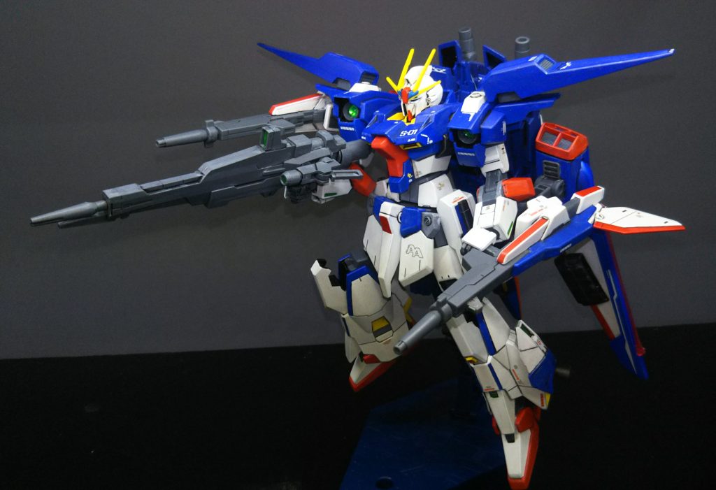 背部ビームキャノンは前にも動かせるので、手で固定するポーズも可能。ロングレンジで狙って集中する時の近接防止にも効果を発揮します。