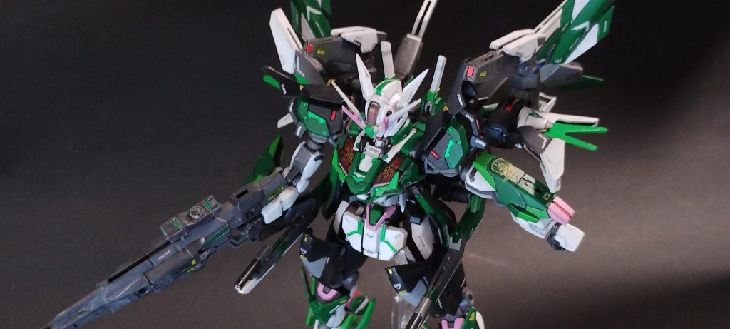 ・大型ビームライフル:1門・腰部レール砲:2門・背面の複合兵装:アームドバインダーによる… 上部バラエーナビーム砲:2門 下部クスィフィアス拡散ビーム砲:2門……を全て前方に向けた一斉射撃(フルバースト)も可能です。背面ドライブユニットをフル稼働により「光の翼」エフェクトが発動、これによって高速機動と一斉射撃の両立(いわゆるハイマットフルバースト)で「動き回りながら戦線の何か所かにダメージを与え続ける」ことが基本的な戦闘スタイルになりそうです。エアリアル(ガンダム)の高いパイロット負荷の要因の1つがガンビット(エスカッシャン兵装)にあったため、本機のガンビットは大腿部の2つのみ、しかも攻撃補助程度にしか使えないモノとなっています。同じ理由から、このガンダム・コーディリアには盾相当の武装もありません。このためアームドブレードバインダーを盾代わりにするか、腕部のナックルガードでダメージを最小化するくらいしか防御手段がありません……。高い弾幕性能(面制圧射撃手段)を持ちながら、少ない防御手段による継戦性を低さは、本機運用のネックと位置付けられています。