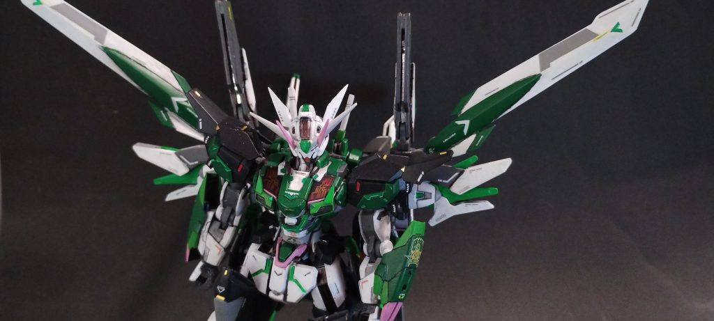 ガンビット接続ライフルによる超強力な砲撃シーンの印象高いパメスコを要求されるシビアなMSクワイエット・ゼロのコアユニットとしての側面……どちらかといえばこうした印象の強かったエアリアル改修型を、より汎用的に利活用できるようにリビルド・ミキシングしたのがこの「ガンダムコーディリア」です。「パーメットスコア:3相当でフルパフォーマンス発揮が可能なMSおよび新しいGUNDフォーマットの開発」をコンセプト/目的として再設計されたエアリアル改修型…という想定です。「高いMS性能」と「低いパイロット負荷」の両立にあたって、GUNDフォーマットの見直しと並行して「増設ユニットによる機体出力向上および機体制御」を行った結果、機体ボリューム(≒重量)が大幅に増加しています。そのため、バーニア・スラスターを増設してエアリアル改修型と同等以上の機体出力を実現しました。……要は、人道的に使える「速くて堅くて重いMS」です!はいこれ僕が大好物のやつ!!!!!!!