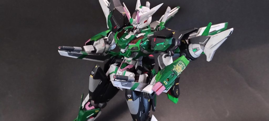 腰背面スラスターと連結した腰部レール砲は、通常時は姿勢制御用スタビライザーとしても機能します。前面に展開することで、貫通性の高い実体弾を発射します。腰~背中から展開される武器ってロマン!