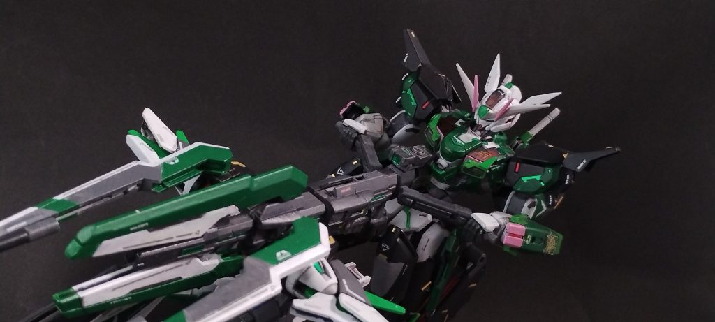 エスカッシャンはないものの、エアリアル改修型の「ガンビットライフル」にあたる武装として、大半の武装・スラスター類をライフルと一体化・収束させた「フルバーストライフル」というオプションがあります。ただし、エアリアルのように戦闘中にライフルにガンビットを接続して…なんてことはできず、格納庫・デッキなどでライフル接続作業を経る必要があります。百式のメガバズーカランチャーのような位置づけで、「一撃の大火力」が必要となる特殊作戦の時にこの武装を持ち出す想定です。