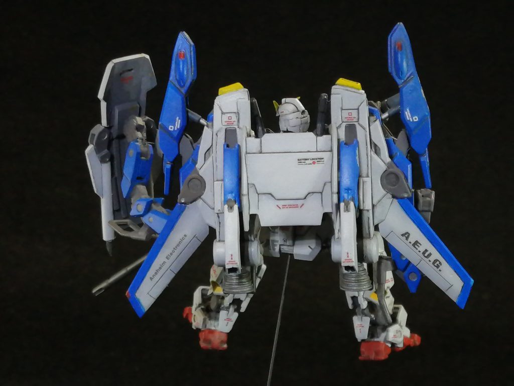 ポーズが余りにも棒立ちだったので、ポーズ変更しました。　（グフフラの様に可動化するモチベは無かったのですよ）