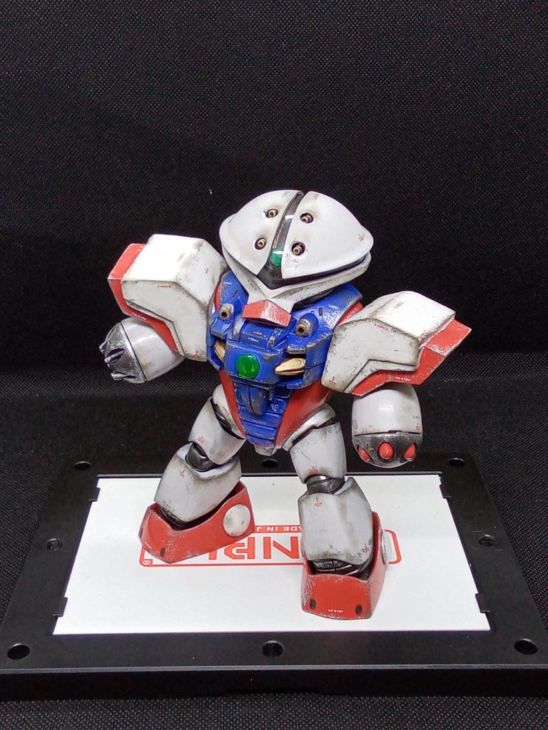 胴体にパテを使用してシャイニング風に改造少しアレンジで肩装甲も作ってみました。