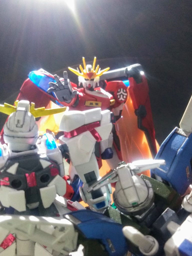 前回のあらすじうぉい~す・・・オレは『フォース チーム《フルブラスト》のリーダー《朱仁 狡》✌️』 ヒョンナ事から『ビルド シリーズ コンテスト』に参戦する事に😑💨 『レギュレーション』が『ビルド系を使う』と云うことらしいので『アースリィ ガンダム』のコピーから『 コア デスティニー ガンダム フルブラスト〔SPEC Ⅱ〕』を制作シタンダケド・・・🤔又もや"愚弟"と一悶着😩お互い我慢出来ずにバトルさながら騒ぐオレたち🤛❗❓不意に殺気を感じて振り向けば・・『第 ➖(マイナス) 4.0 話』 『ヤッベ!! コノ人、苦手なんだよなぁ(苦笑い)』『恥じまり 破死魔厘 😭』