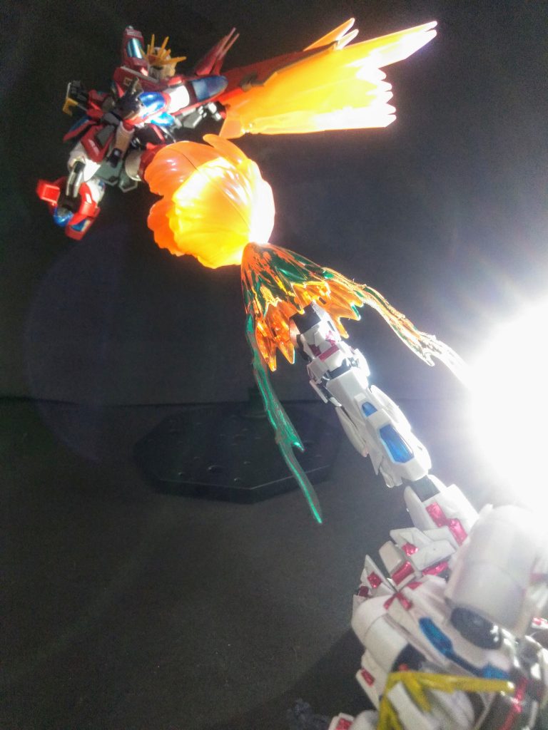 仮面ライダー並みに「蹴り技」の応酬っと❗😍いや、今シリーズはこの「エフェクト」が商品の"ウリ"だと、読んだけどコレハ納得の状況ですね😁 次回予告結局『セカイさん』は自分が"バトルをしたかった"だけの様だった🤪イイヨウニアシワラレるオレ達兄弟😩もぅ!勘弁シテクレ😭そんな状況の中、"颯爽と顕れる"黒い影!アレは!まさかっ❗❗👀 『次回 ➖(マイナス) 5.0 話』 『アア!もぅ!! コレジャァ、収拾がつかないゼっ!!(縦線)』『君はまだ、本当のガンプラバトルを知らない・・・😑』