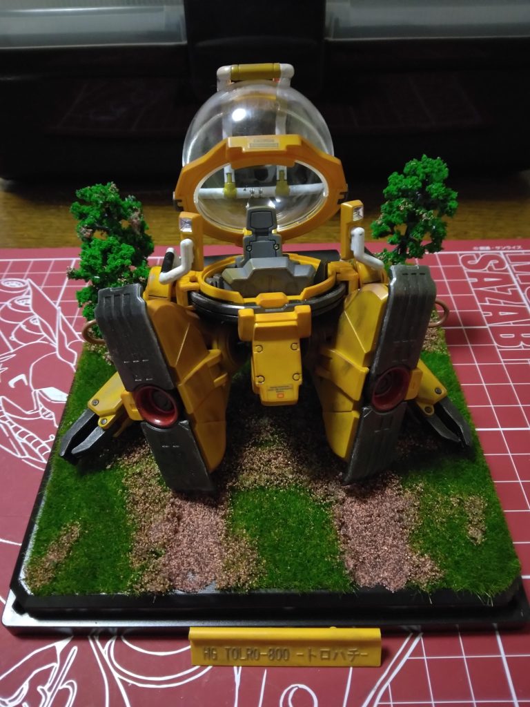 足の土の部分は少し削って土がえぐれているような感じにしました。そして、周りには土をまばらにまいて土が飛び散ったようにするのを意識しました。