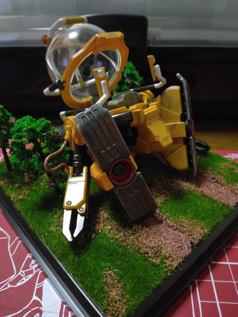 木にも少し土をつけることによってより飛び散った感じになりました。そして、手前の木は少し倒してトロハチの重さを出しています。前回塗った足のバーニア部分も見えてとても気に入っています。