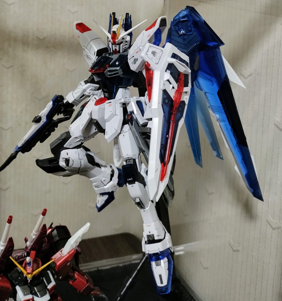 イメージとしては23年一番くじA賞のMGフリーダム2.0verソリッドクリア白ベースのクリアブルーを参考に『やめてよね、本気で喧嘩したら…』