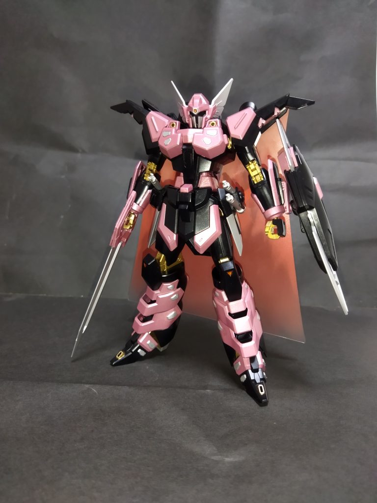 黒の成形色はそのまま活かして、あとはタミヤカラースプレーのパールライトレッド、シルバーリーフ、ゴールドで塗装。マスキングとか部分塗装やら細かい作業もやって地味につかれた…。