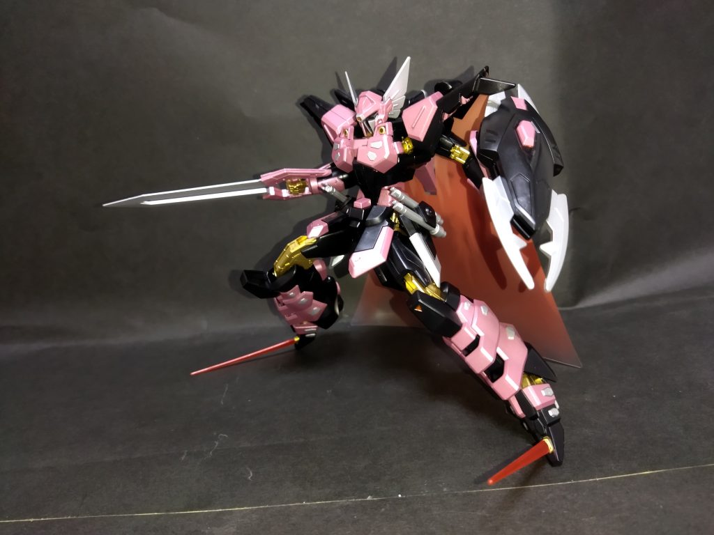 全身武器のかたまり。なお両肩アーマーのトゲみたいなのは可動範囲を意識して切り取ってます。