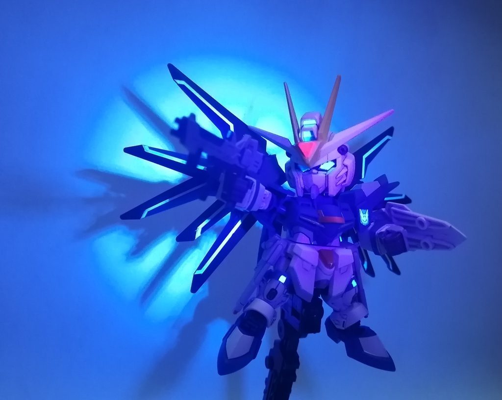 ツインアイ・頭部カメラ・ウイングの白色シール等は蛍光クリアーで塗装しているので、UVライトで発光します。最近、蛍光クリアーが大活躍です。最後まで見ていただき、ありがとうございます😸