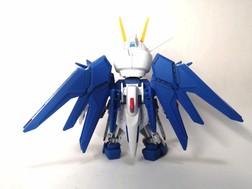 ウイングはシールを使いましたが、表側しかシールが付いていないので、リアビューは青一色です。裏側もシール付いていてほしいですね。