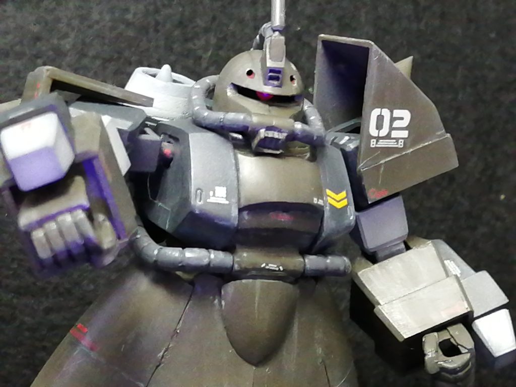 お顔は上下に一度切り離して幅詰め、中は5mmの○棒と8mmプラパイプで可動出来る様に。 モノアイはデコシールです。