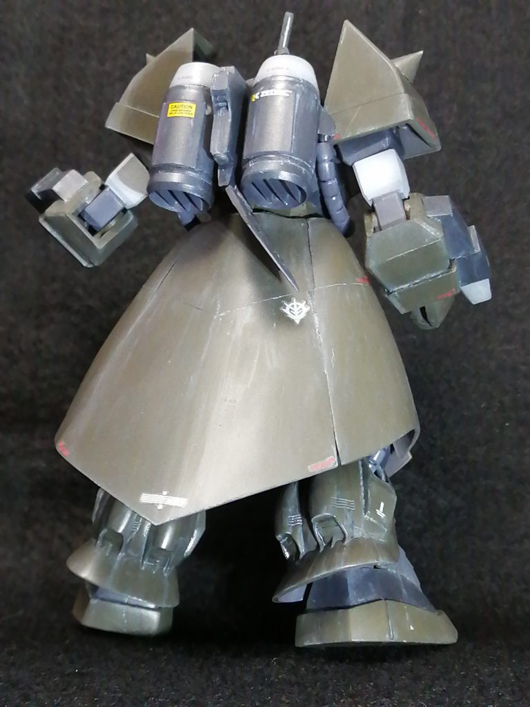 塗装は緑はオリーブドラブ。白は白+黒少量。黒は連邦グレー(メタリック)だったかな? 水垢表現したかったのでエナメルの白で汚しました。