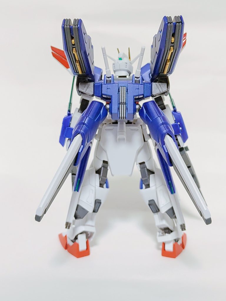 後ろ。バックパックはまんまエアリアル改修型。「ライフルはつけないの?」と何度も自問自答しましたが盛りすぎないという制約を優先し排除。ライフルのマウント部使って盛りたくなるなるけど我慢。