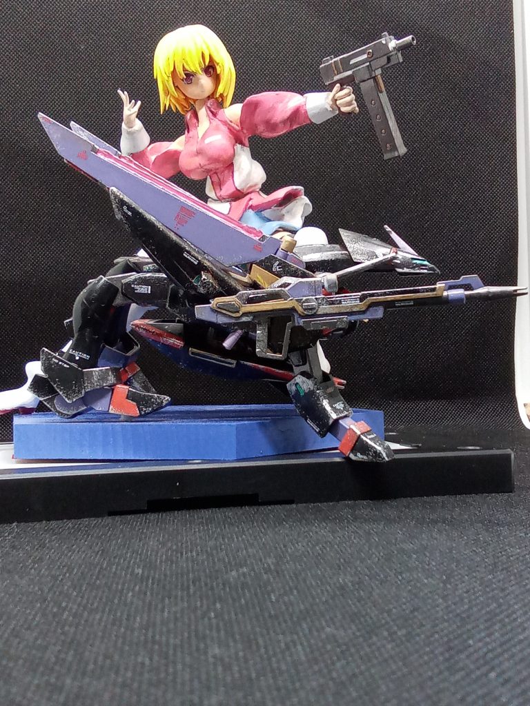 古いキットだったので最近の物に比べると色分けが少なくビックリ塗料ガイアはミッドナイトブラックとミカエリス用水性カラーステラはブリリアントピンク水星の魔女のホワイトとイザーク専用水性カラーを使用しています