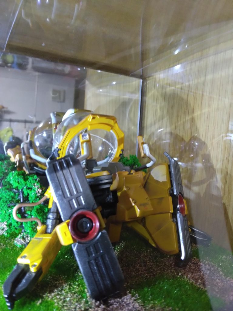 後ろに鏡をつけることによって良い感じに奥行きを出しました。まだまだ伸びしろはあると思うので、ぜひ『こうしたらよくなるよ』などがあったらお待ちしてます。