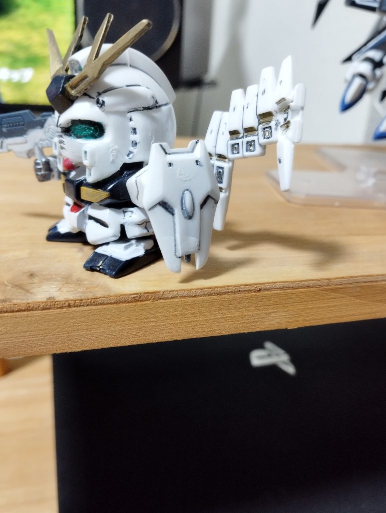 サイドショット何度かSD化されているνガンダムですがこの特徴的な二頭身フォルムと全体的に丸っこい感じがかわいいですよね。