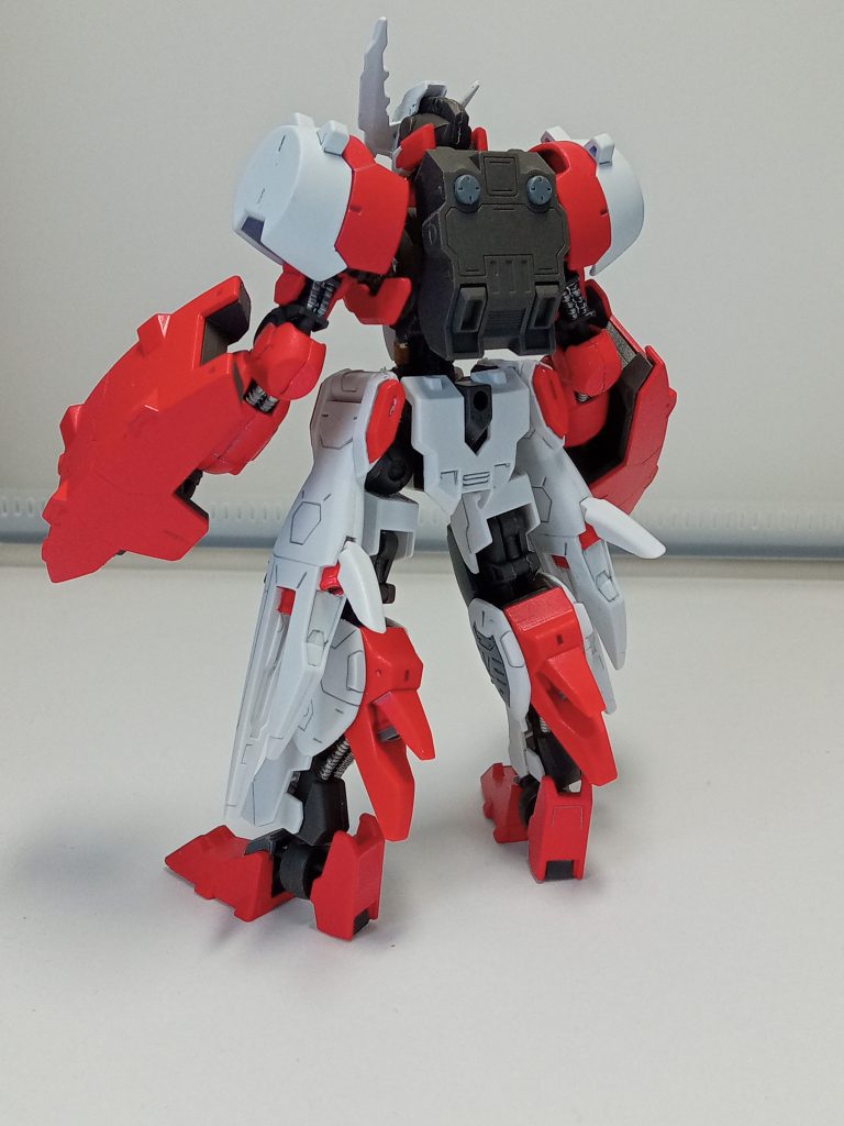 パックバックに合った3ミリ穴は30mmのカスタムパーツ丸で塞ぎ、コレは他に武器を装備しないと言う意味です