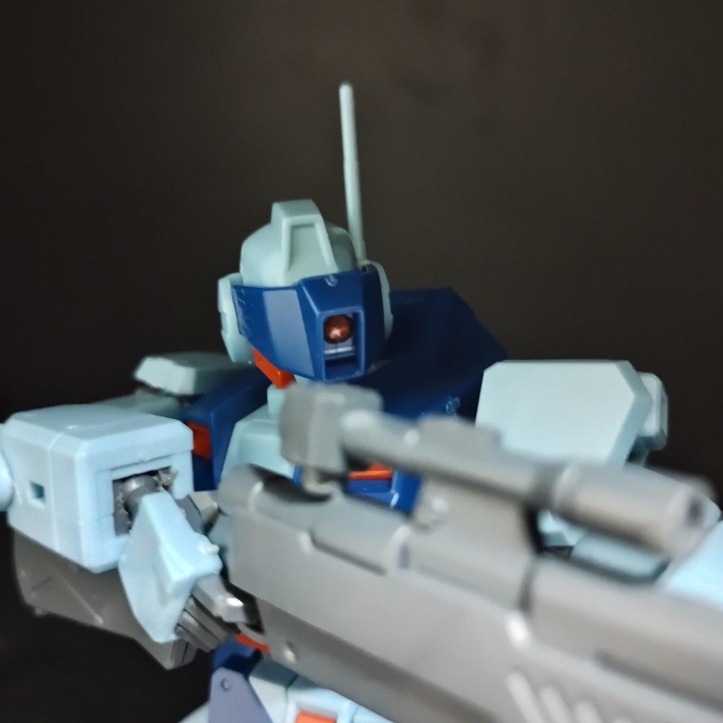 カメラアイは前述の通り、赤色に塗っています。ポリキャップは凸部分を回転させて支えに見えるようにしています。