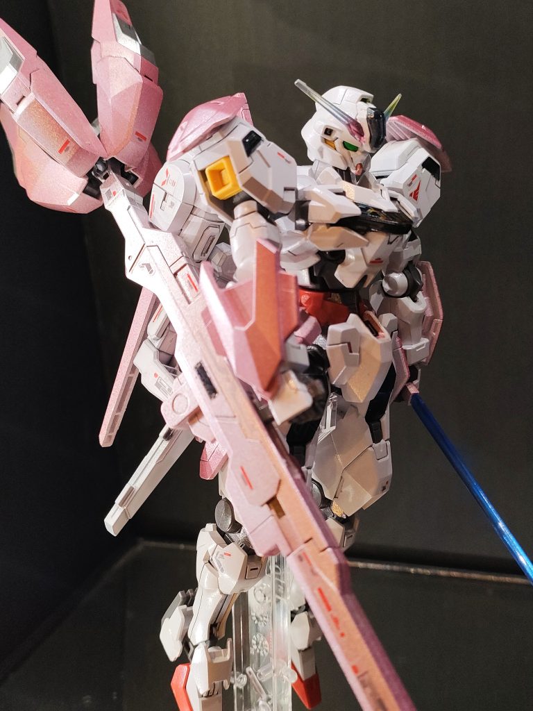 全体的にパール塗装と、武装はガンダムマーカーのホログラムで塗ってます。